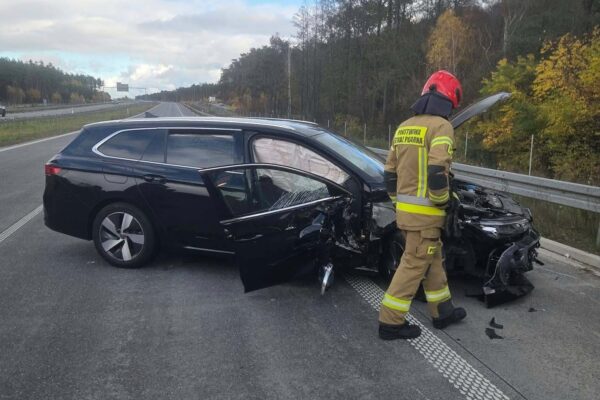 Autobus zderzył się z osobówką na S8. Jezdnia w kierunku Białegostoku była zablokowana