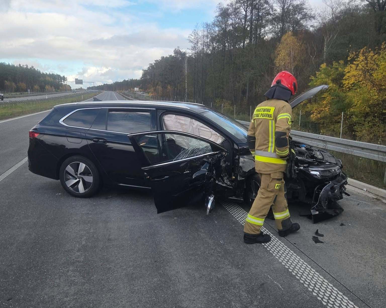 Autobus zderzył się z osobówką na S8. Jezdnia w kierunku Białegostoku była zablokowana