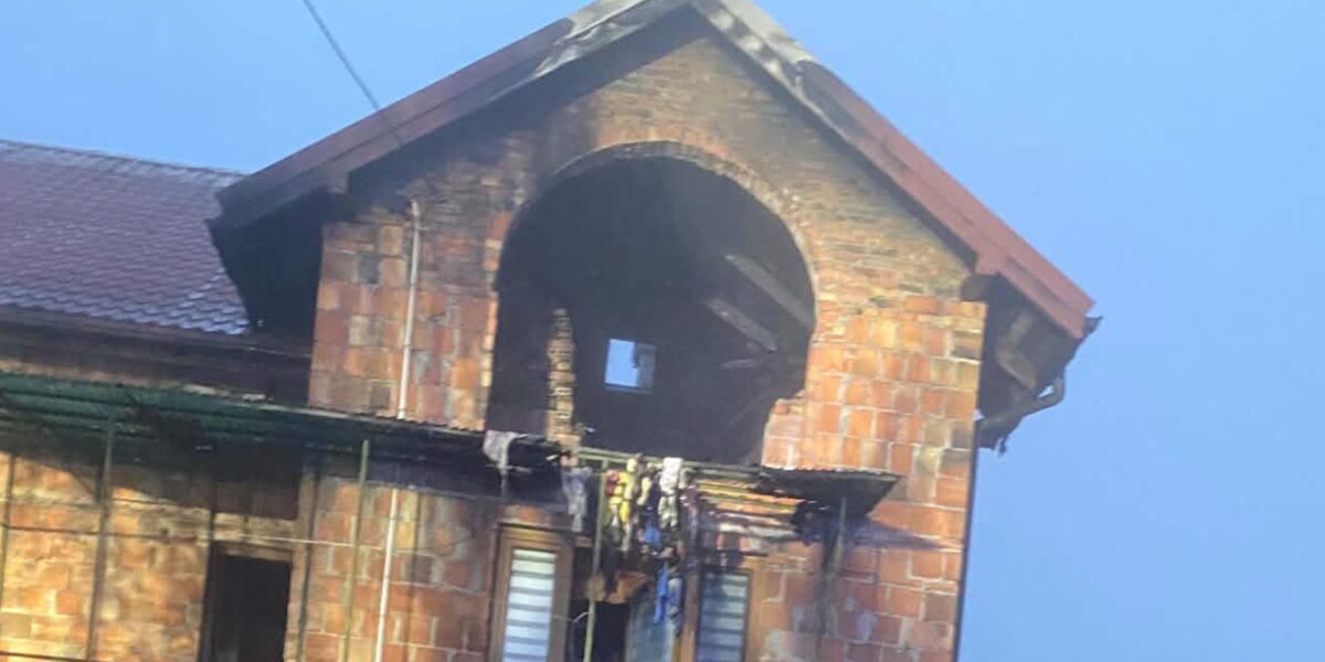 Pożar domu w Radzyminie. Ogień objął cały dach, dwie osoby trafiły do szpitala