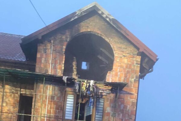 Pożar domu w Radzyminie. Ogień objął cały dach, dwie osoby trafiły do szpitala