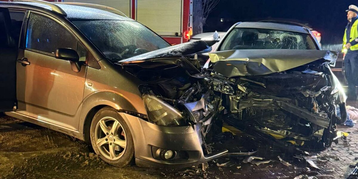Czołowe zderzenie na DW634 w Duczkach. Dwóch kierowców rannych, obaj trafili do szpitala