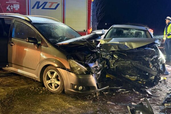 Czołowe zderzenie na DW634 w Duczkach. Dwóch kierowców rannych, obaj trafili do szpitala
