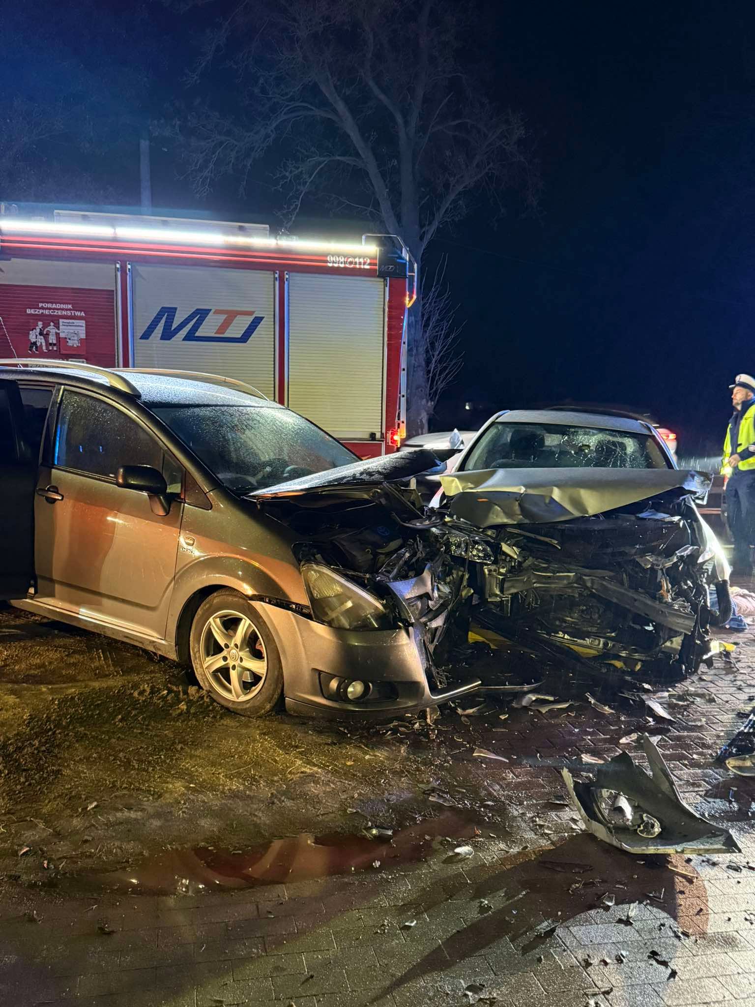 Czołowe zderzenie na DW634 w Duczkach. Dwóch kierowców rannych, obaj trafili do szpitala
