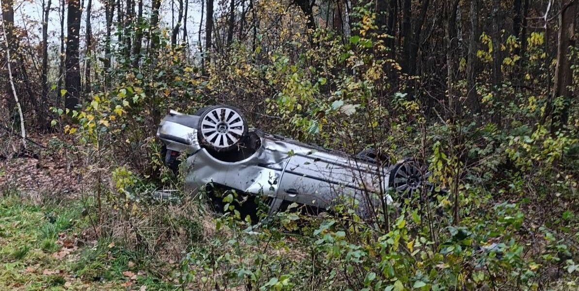Samochód wypadł z drogi i dachował. Kierowca trafił do szpitala.