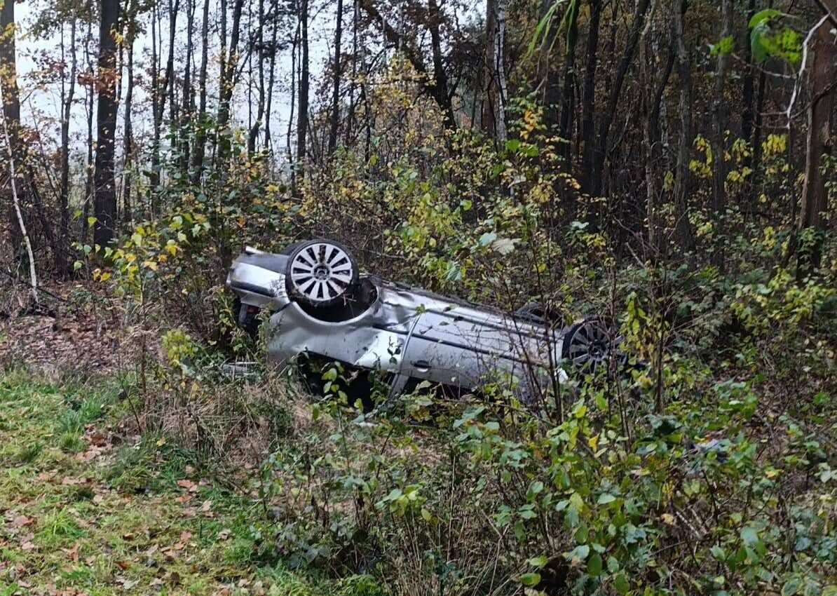 Samochód wypadł z drogi i dachował. Kierowca trafił do szpitala.