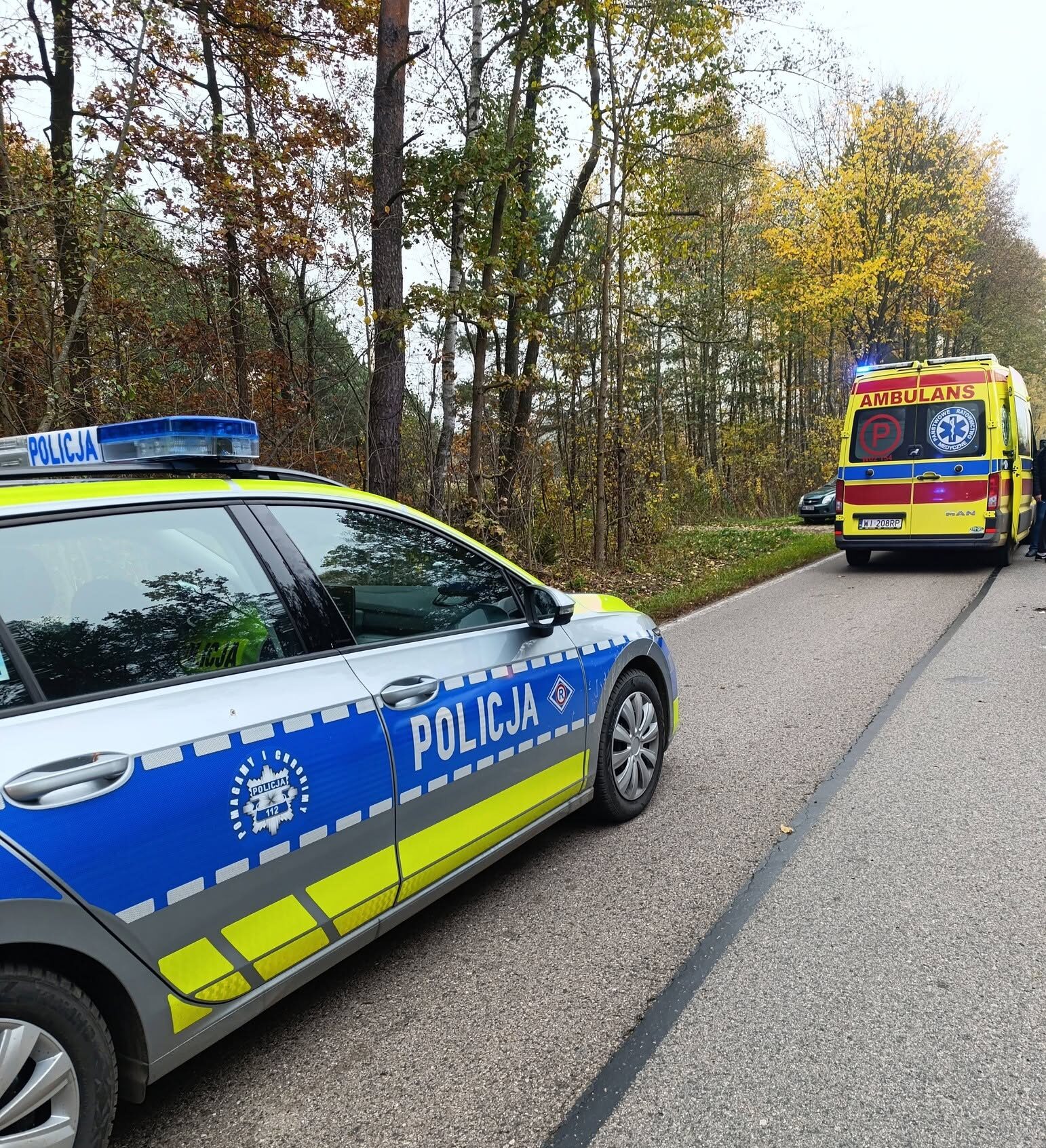 Samochód wypadł z drogi i dachował. Kierowca trafił do szpitala.