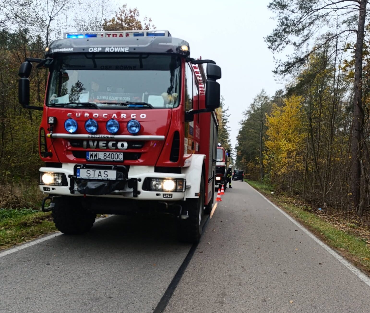 Samochód wypadł z drogi i dachował. Kierowca trafił do szpitala.
