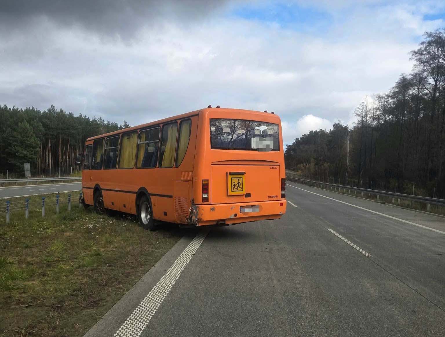 Autobus zderzył się z osobówką na S8. Jezdnia w kierunku Białegostoku była zablokowana