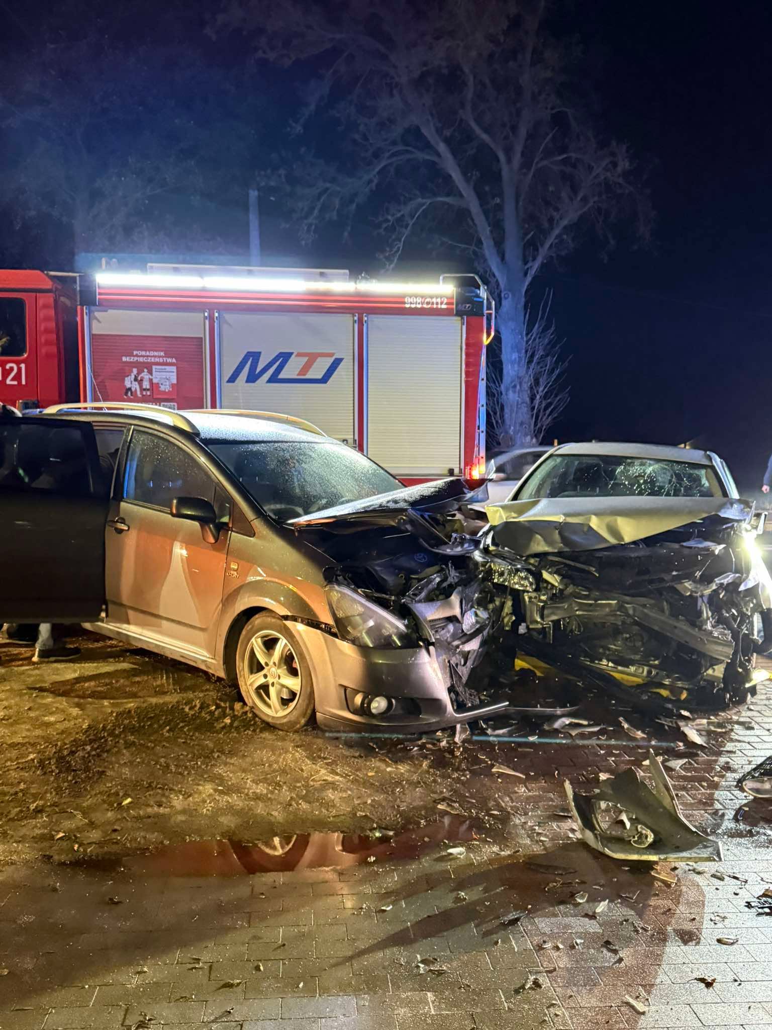 Czołowe zderzenie na DW634 w Duczkach. Dwóch kierowców rannych, obaj trafili do szpitala