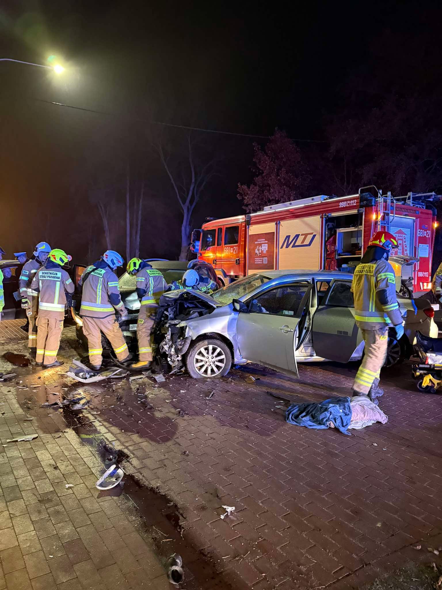 Czołowe zderzenie na DW634 w Duczkach. Dwóch kierowców rannych, obaj trafili do szpitala