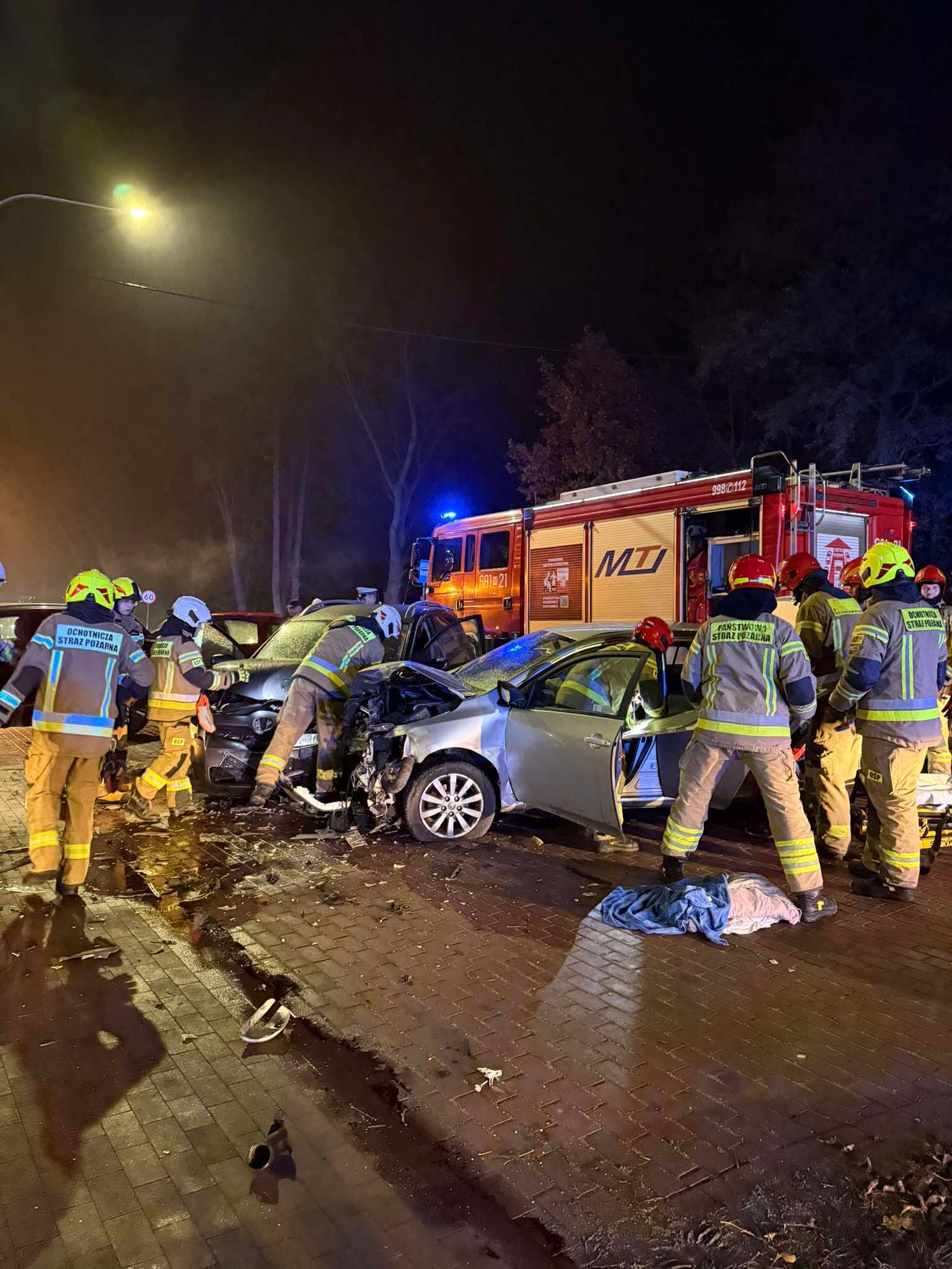 Czołowe zderzenie na DW634 w Duczkach. Dwóch kierowców rannych, obaj trafili do szpitala