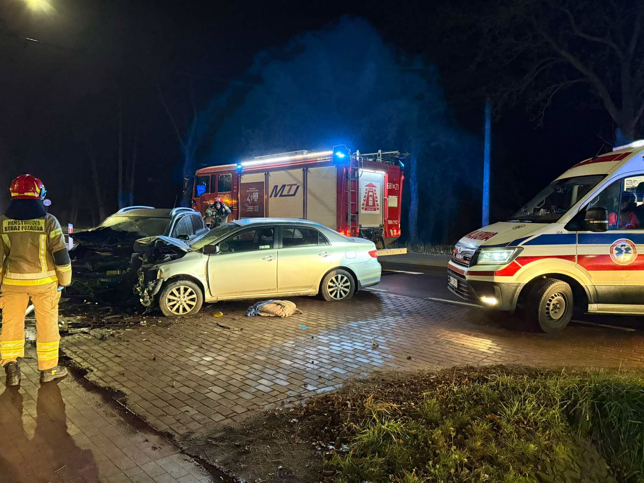 Czołowe zderzenie na DW634 w Duczkach. Dwóch kierowców rannych, obaj trafili do szpitala