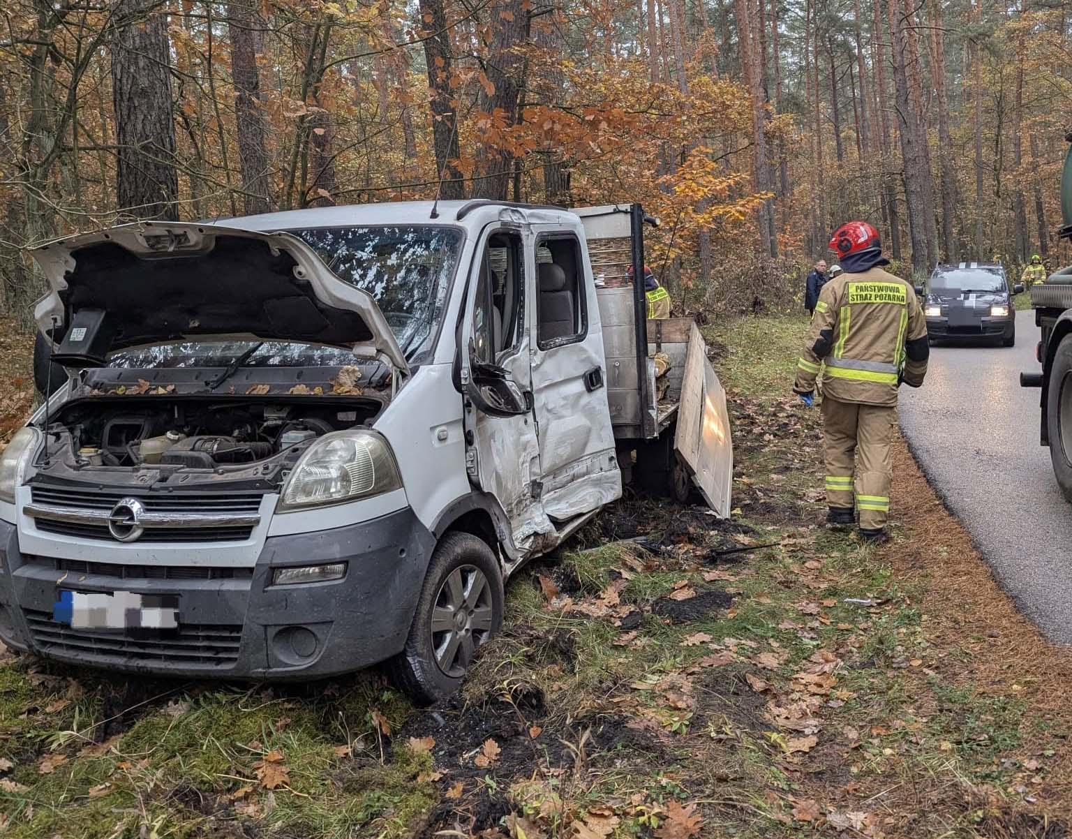 Zderzenie autobusu szkolnego z busem. Osiem osób w pojazdach, jedna poszkodowana