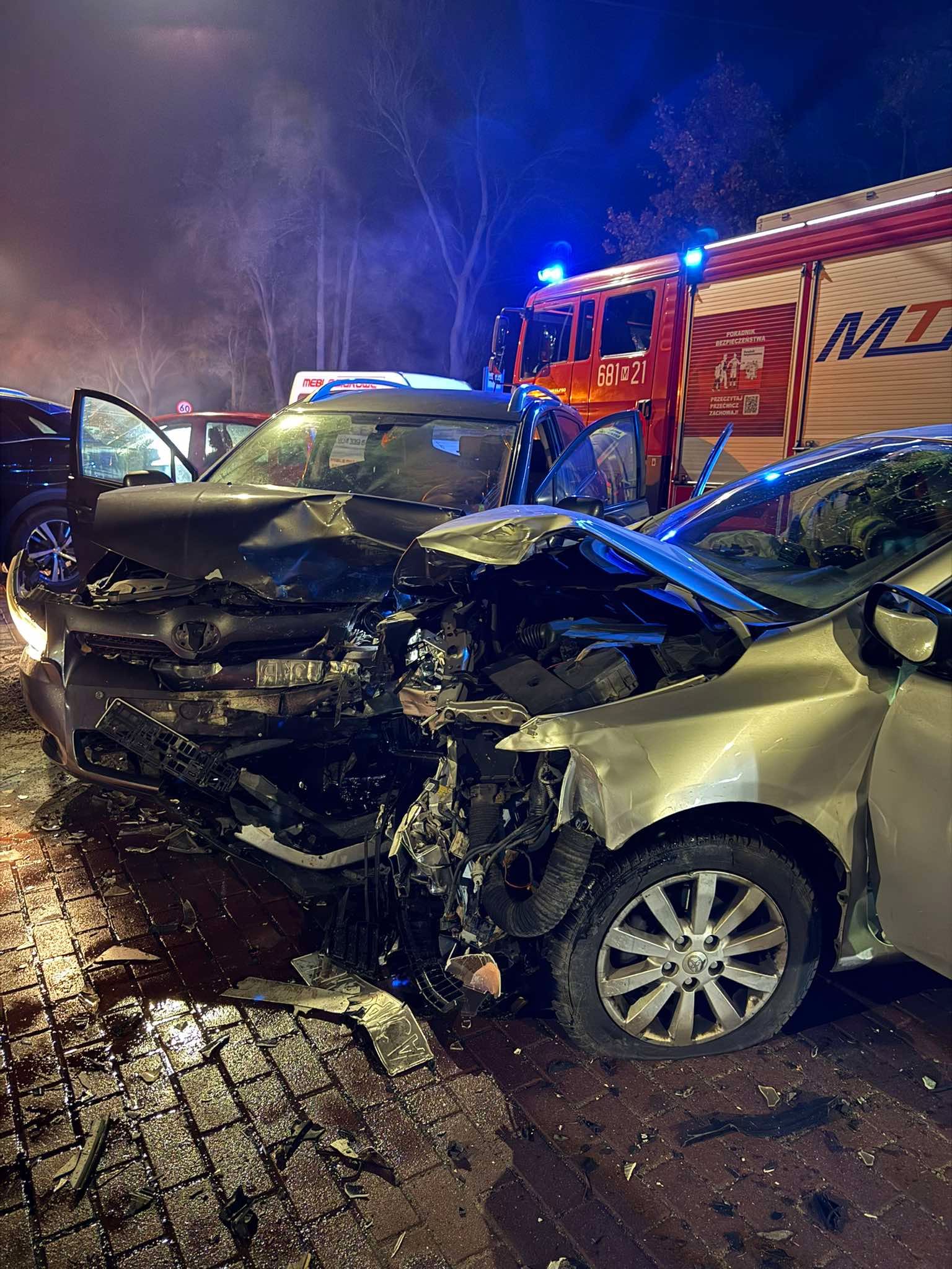 Czołowe zderzenie na DW634 w Duczkach. Dwóch kierowców rannych, obaj trafili do szpitala
