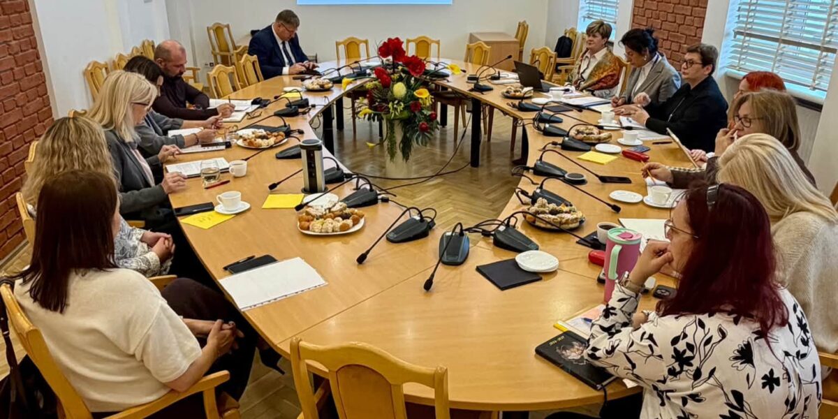 Bezpieczeństwo w mareckich placówkach – dyrektorzy szkół, przedszkoli i żłobka spotkali się z burmistrzem
