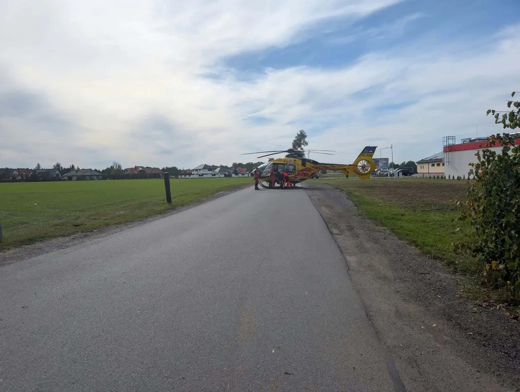 Groźny wypadek na DK62 pod Płockiem. Motocyklista zderzył się z Volkswagenem, lądował śmigłowiec LPR